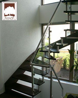 Offene Treppe mit Glasgeländer